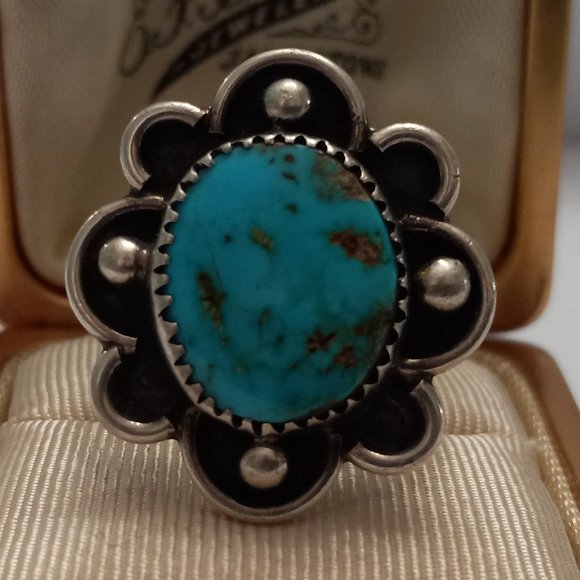 Vintage Silver Ring with Turquoise Gemstone - Picture 2 of 5